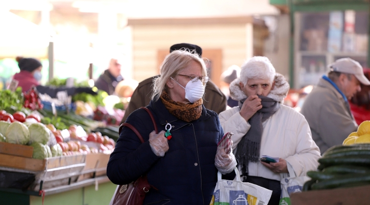 Le port obligatoire du masque se répand dans les centres-villes