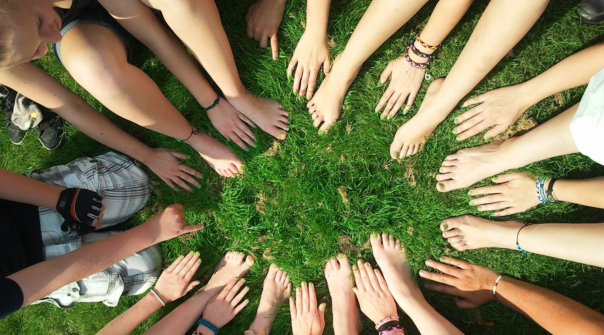 Ensemble d'enfant formant un cercle avec leurs mains