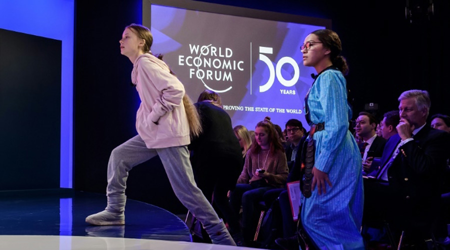 Photo d'archives du 21 janvier 2020 montrant les militantes écologiques Greta Thunberg (à gauche) et Autumn Peltier à Davos, en Suisse