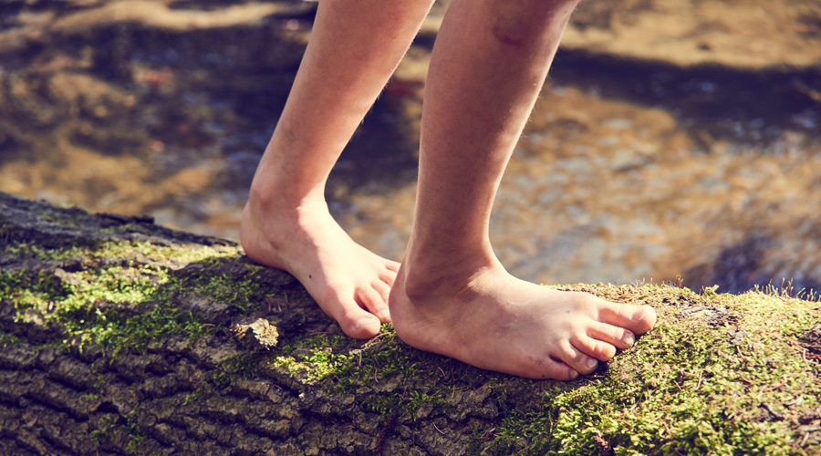 Et s'il suffisait de marcher pieds nus sur la Terre pour aller mieux ?