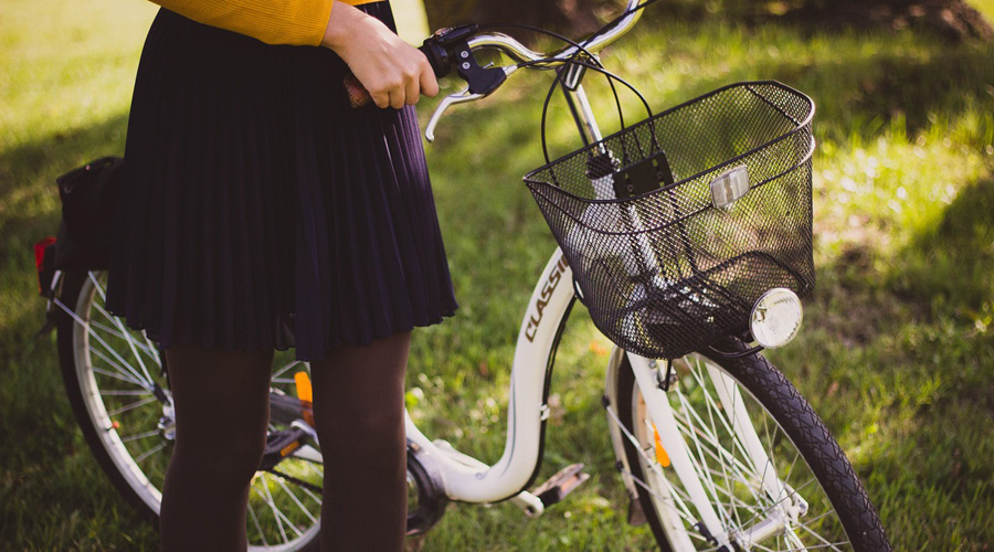 Femme à vélo