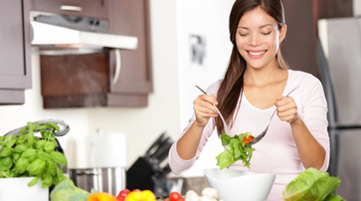 une femme mange de la salade