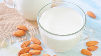 Lait d'amande posé sur une table