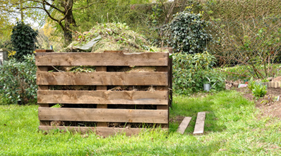 Tas de compost dans un jardin