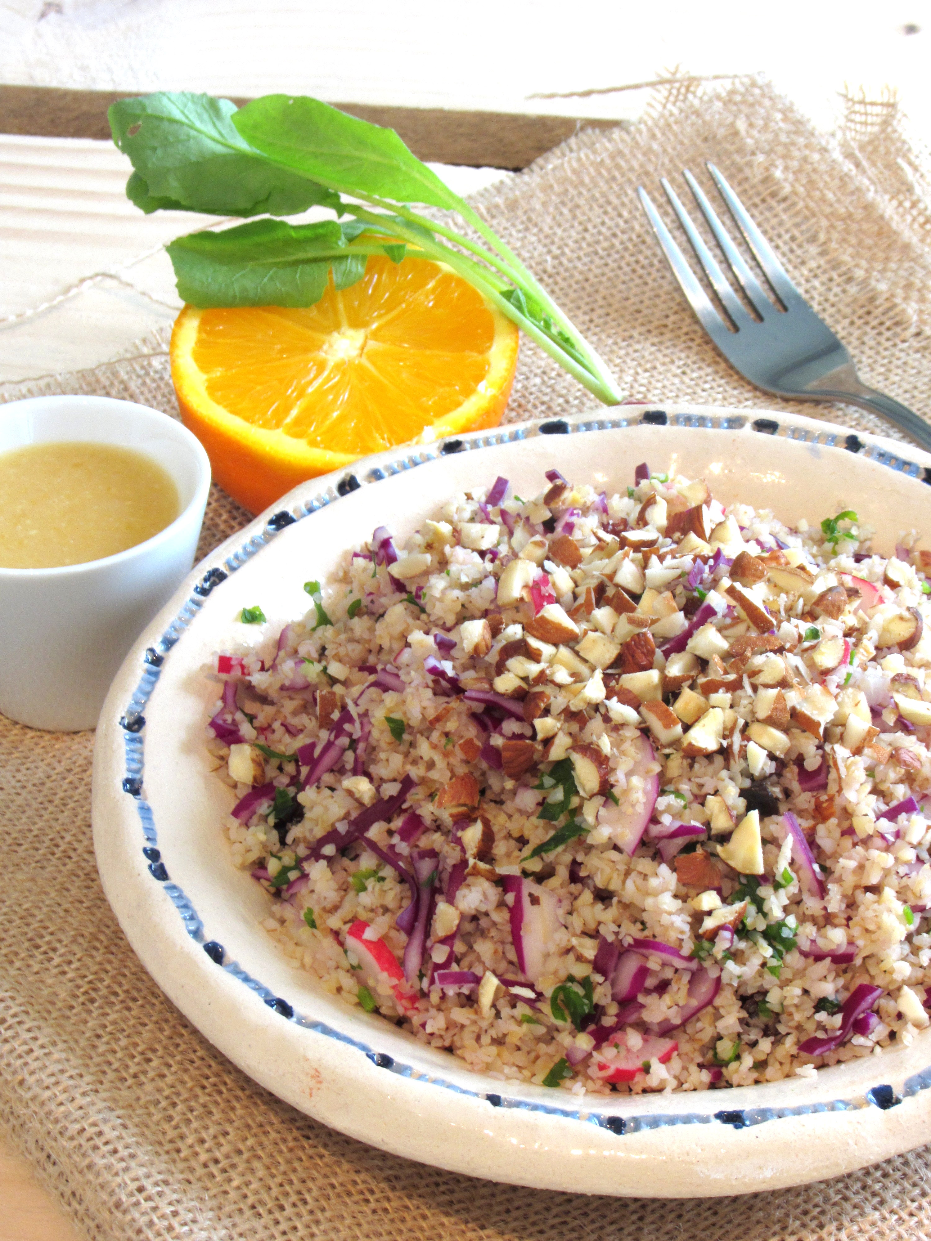 SALADE DE BOULGOUR AUX FRUITS SECS, SAUCE À LA PURÉE D’AMANDE ET À L’ORANGE