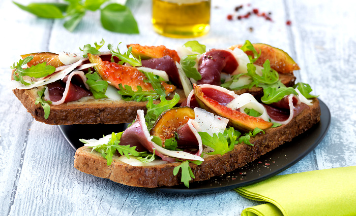 Tartine gourmande figue, brebis et magret séché