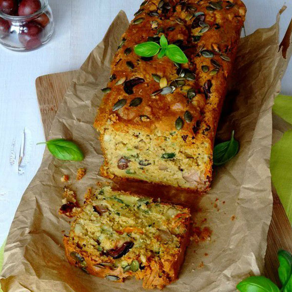 Cake de Kamut® aux olives noires, courgettes, tofu fumé et tomates séchées