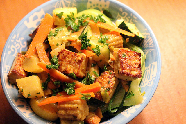 Poêlée de tofu et légumes avec purée d’amandes