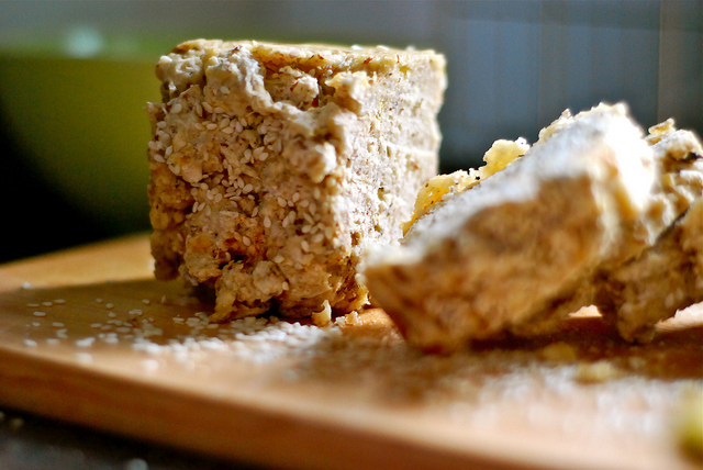 Banana bread aux amandes et graines de sésame