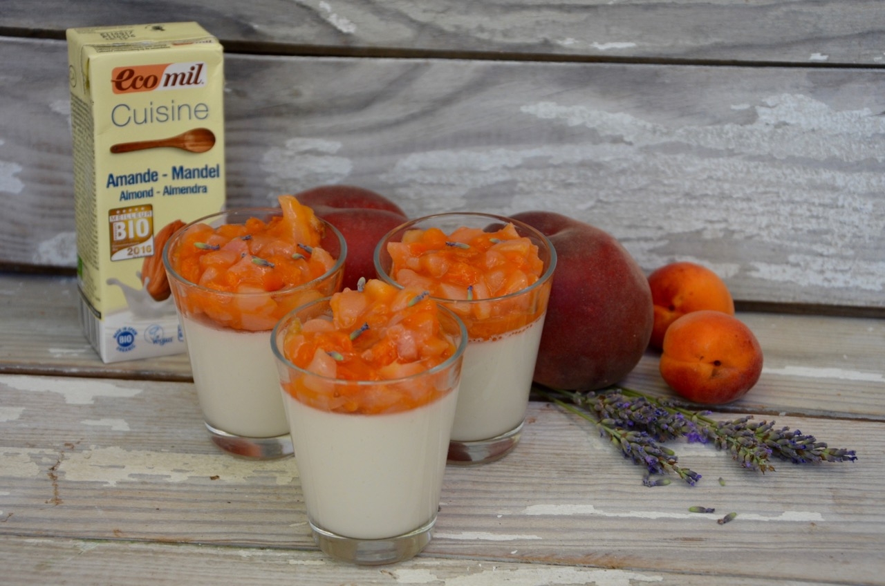 Panna cotta à l’amande et sa compotée de pêches abricots à la lavande