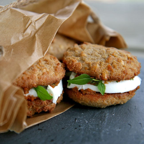 Woopies aux tomates séchées, basilic et mozza di bufala