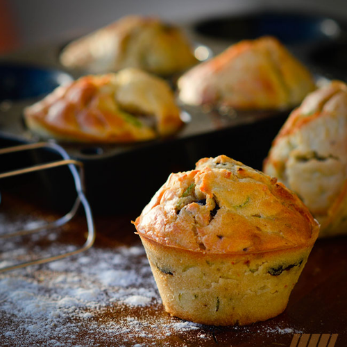 Muffins à l’aquafaba, courgettes, olives et feta