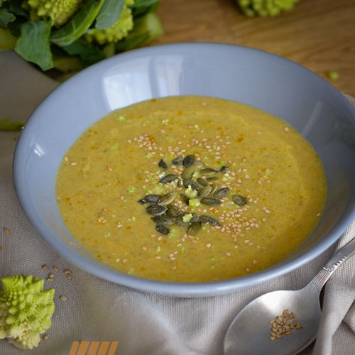 Velouté de chou romanesco et pois cassés