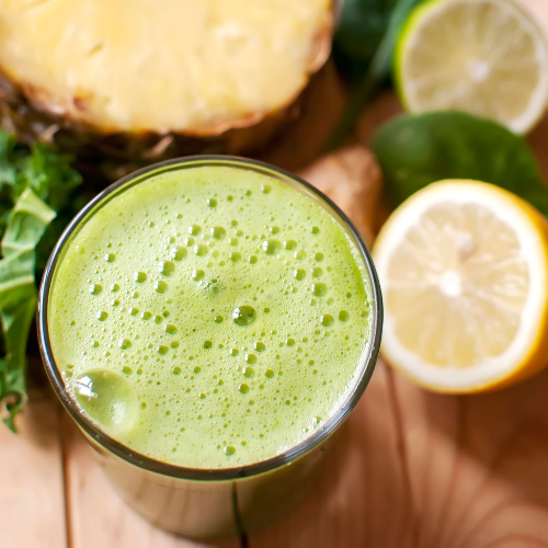 Smoothie concombre, épinards, ananas et moringa