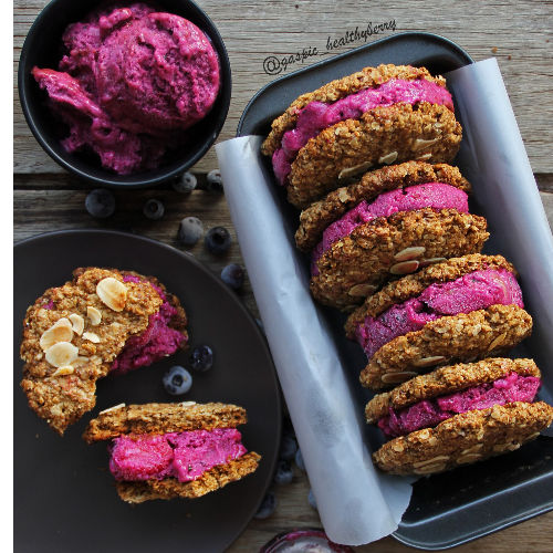 Cookies avoine-amande fourrés à la glace açai framboise