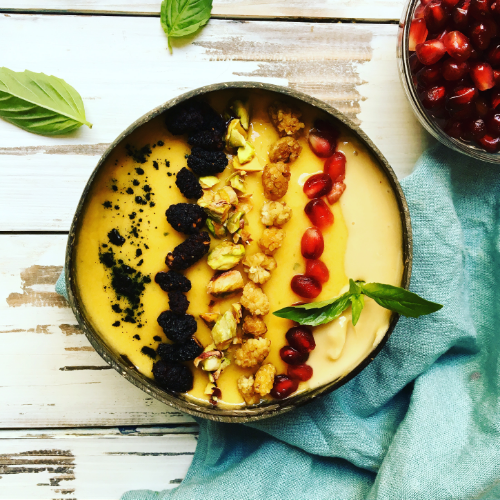 Smoothie bowl mangue-ananas et basilic