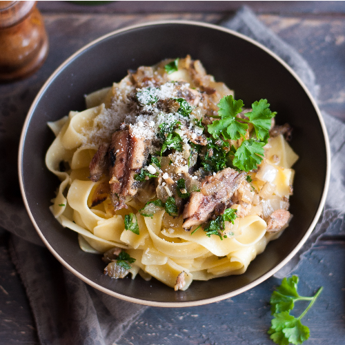 assiette de tagliatelles fraiches avec anchois parmesan et persillade