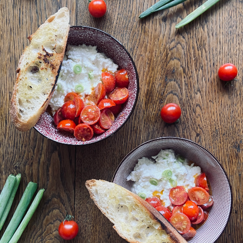 Faisselle, tomates cerises et pain grillé
