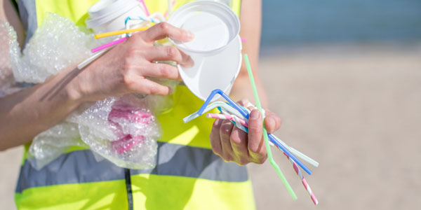 Les pailles et cotons-tiges en plastique désormais interdits en Angleterre