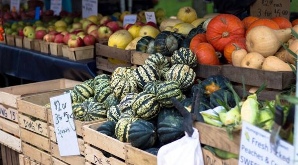 L'étal d'un marché d'automne