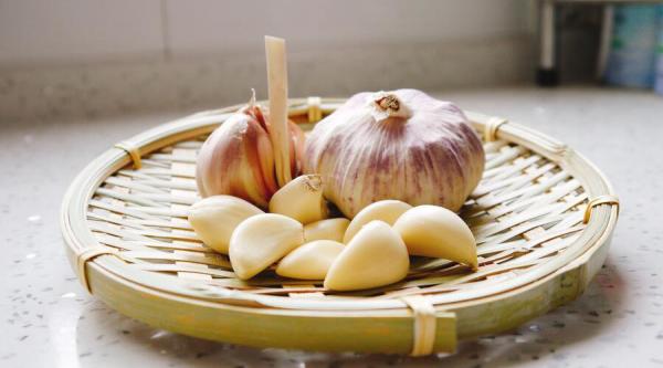 En cuisine ou dans la salle de bain, l'ail est un allié santé !