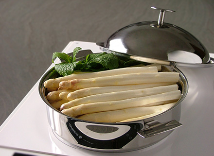 Cuisson douce des asperges dans la Sauteuse inox Baumstal et son couvercle cloche